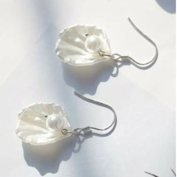 Jewelry - NWT, Faux Pearl Seashell Design Drop Earrings